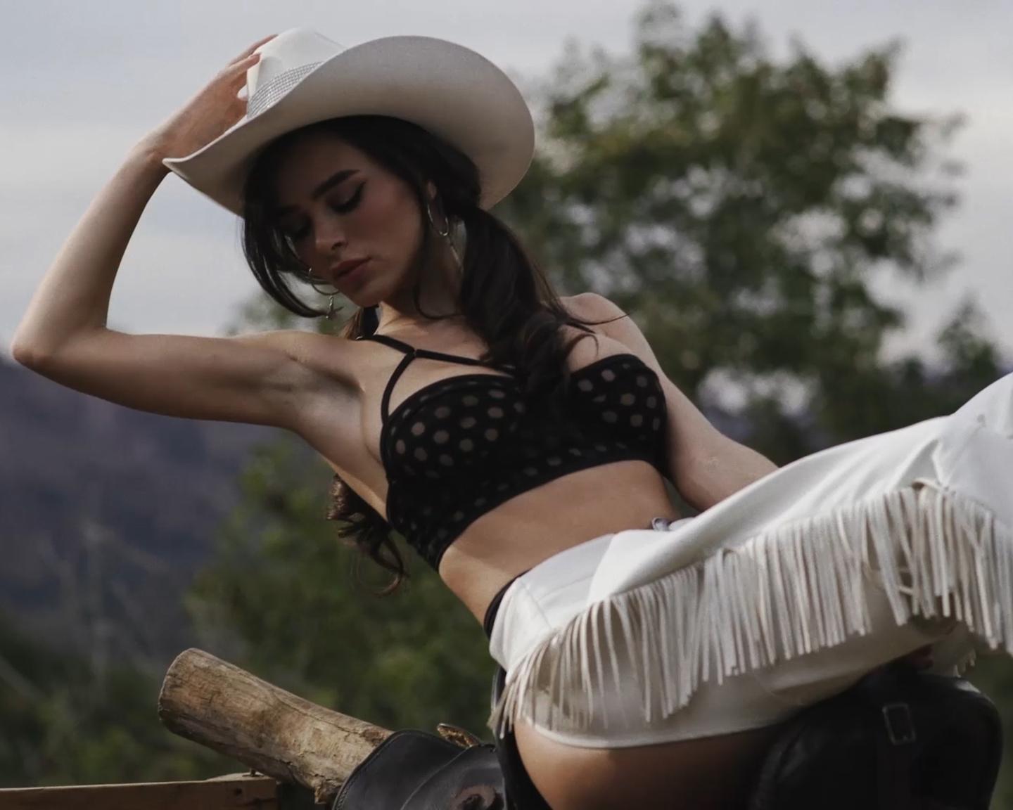 Playboy Adult Stars (The Road to Lana Rhoades): Wir haben die gebürtige Chicagoerin Lana Rhoades 2016 kennengelernt, als sie ursprünglich mit Holly Randall für Playboy Plus gedreht hat. Fast fünf Jahre später ist Lana zurück, um ein exklusives Playboy-Shoot, in dem wir wirklich mehr über sie und ihren Weg zum Erfolg erfahren. Mit 14 Millionen Social-Media-Followern ist Lana zu einem Star geworden, dessen Erfolg seit ihrem Eintritt in die Erotikbranche im Alter von 19 Jahren sprunghaft angestiegen ist. Nach nicht einmal einem Jahr hat in der Branche begann Lana hauptberuflich für sich selbst zu arbeiten. Erstellung exklusiver Online-Inhalte für ihre Follower. Jetzt betreibt Lana mehrere Marken, einen Podcast, und sie hat noch viel mehr Ideen. Lernen Sie Lana hautnah kennen, während sie in diesem wunderschönen Ranch-Fotoshooting für die Fotografin Ellen von Unwerth posiert.
