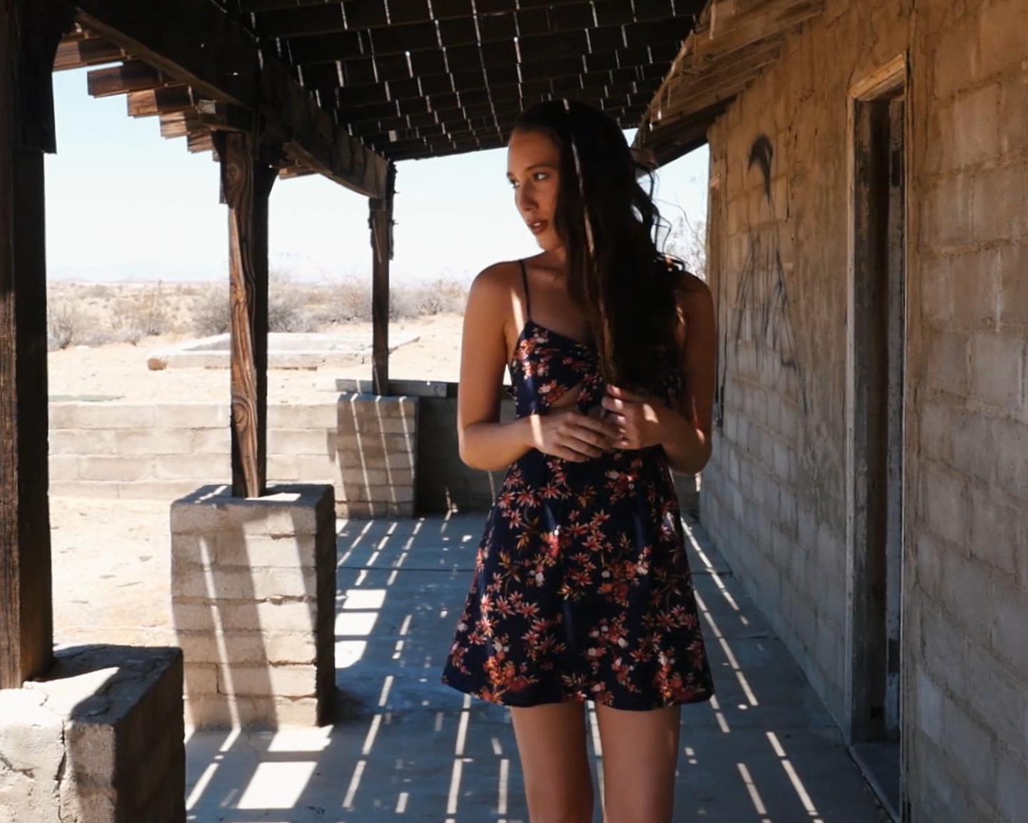 Playboy Cybergirl (Willa Prescott): Keine Ödnis einer Wüste, keine verlassene Ruinenlandschaft mag die bezaubernde Schönheit unserer umwerfenden Willa Prescot trüben
