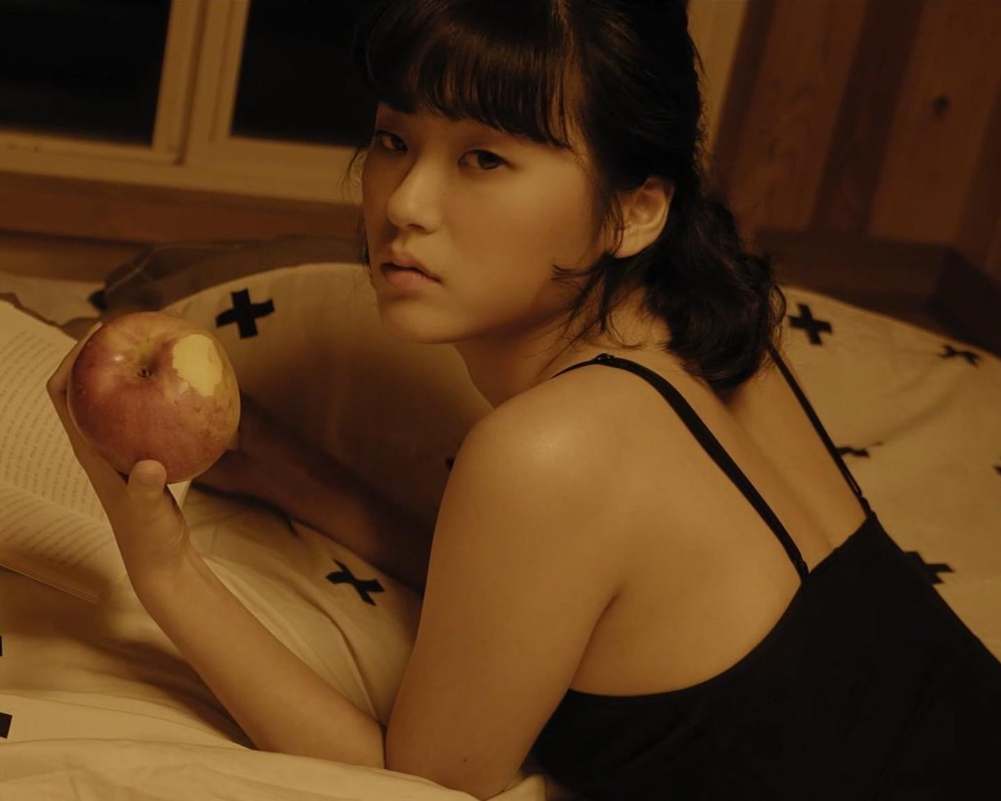Playboy Lifestyle (Seoyoung Kee): Unsere koreanische Blume namens Seoyoung bringt Dir den Zauber Südostasiens auf Dein Smartphone.