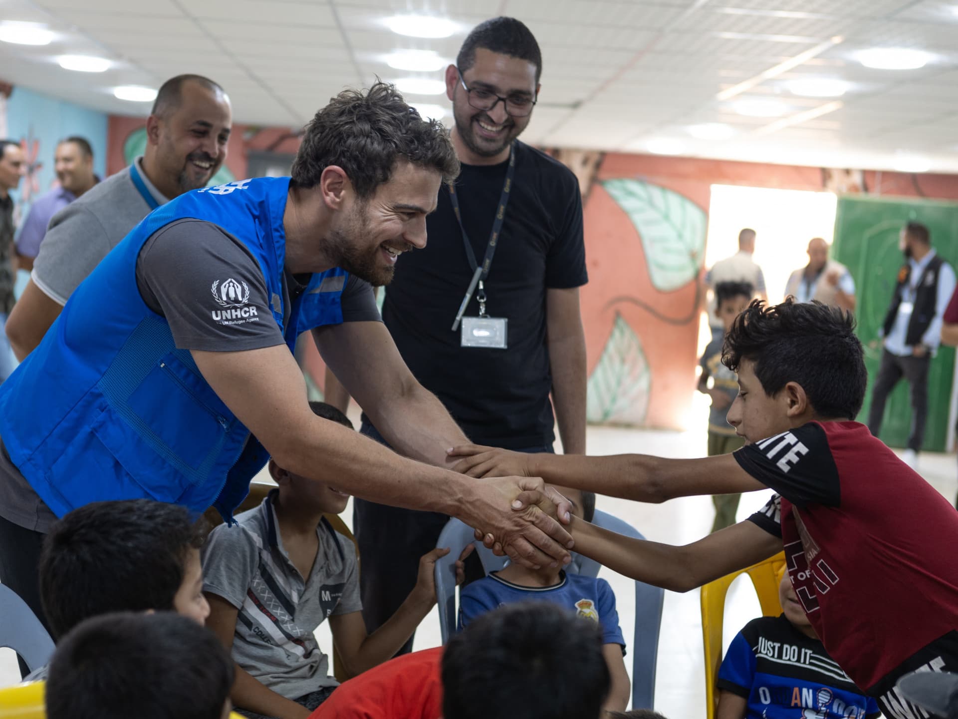 Theo James hat eine nachhaltige Finanzierung der Flüchtlinge geplant