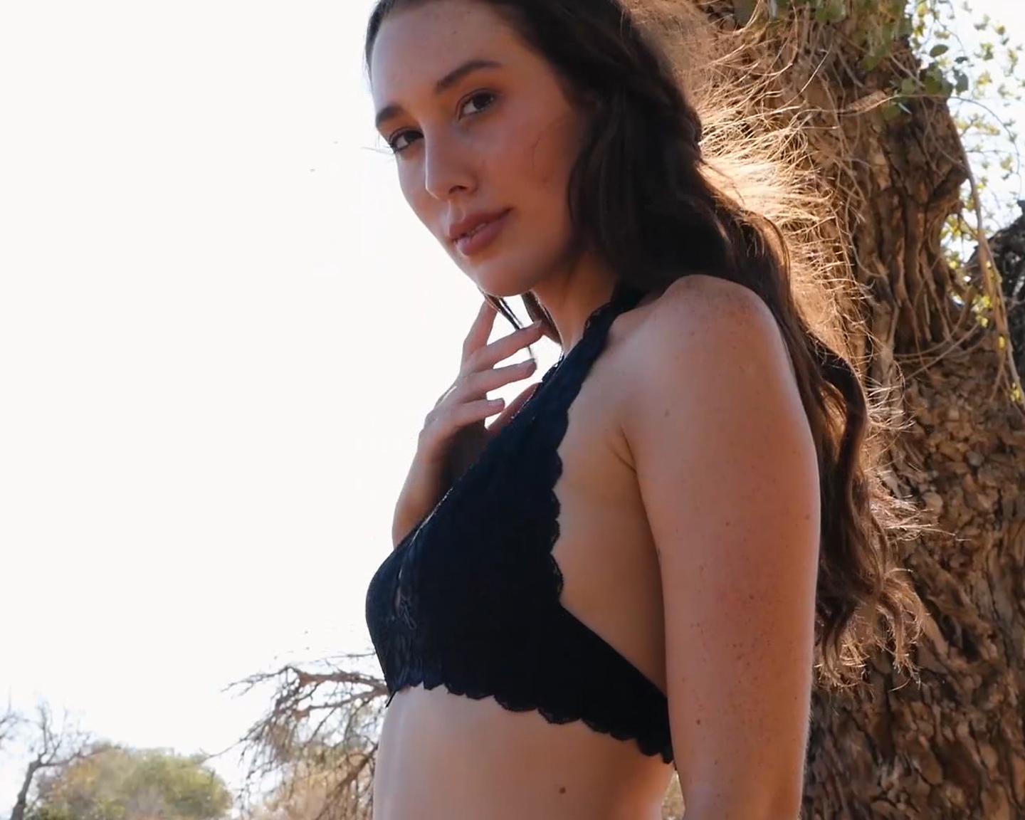 Playboy Cybergirl (Willa Prescott): Im Hintergrund sieht man die Hektik einer Fernstraße, im Vordergrund aber, inmitten der rauen kalifornischen Natur und der unerbittlichen Hitze, entdecken wir mit Willa ein besonders liebliches Geschöpf, welches so schnell nicht aus unseren Köpfen gehen will