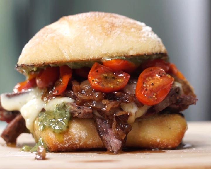 Playboy Lifestyle: Jetzt wird es unheimlich… unheimlich lecker und wenn man dieses Rezept von Playboy für einen besonderes Steak-Burger sieht, möchte man sofort ins Video springen…