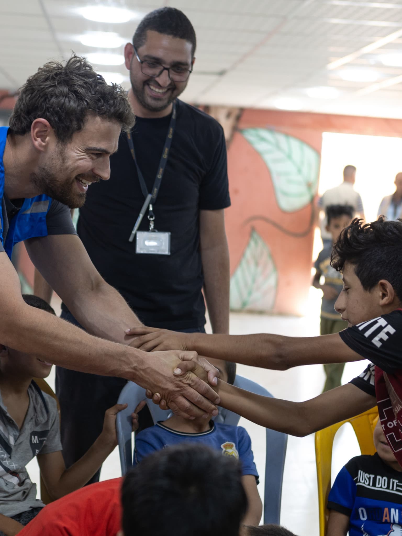 Theo James hat eine nachhaltige Finanzierung der Flüchtlinge geplant