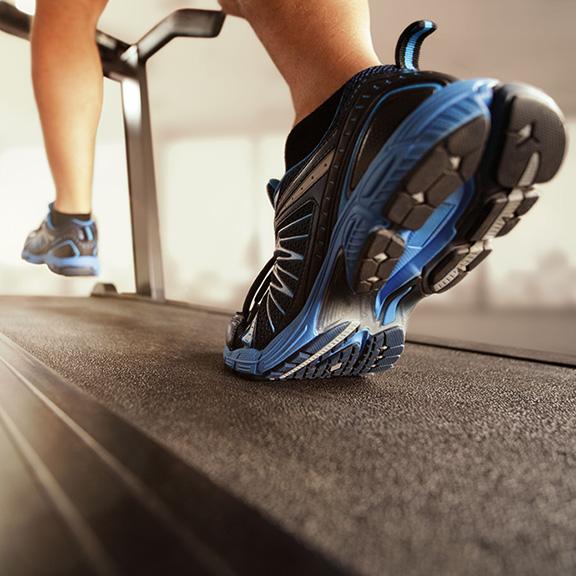 Wie man die Vorteile des Straßenlaufs auf einem Laufband nachahmt