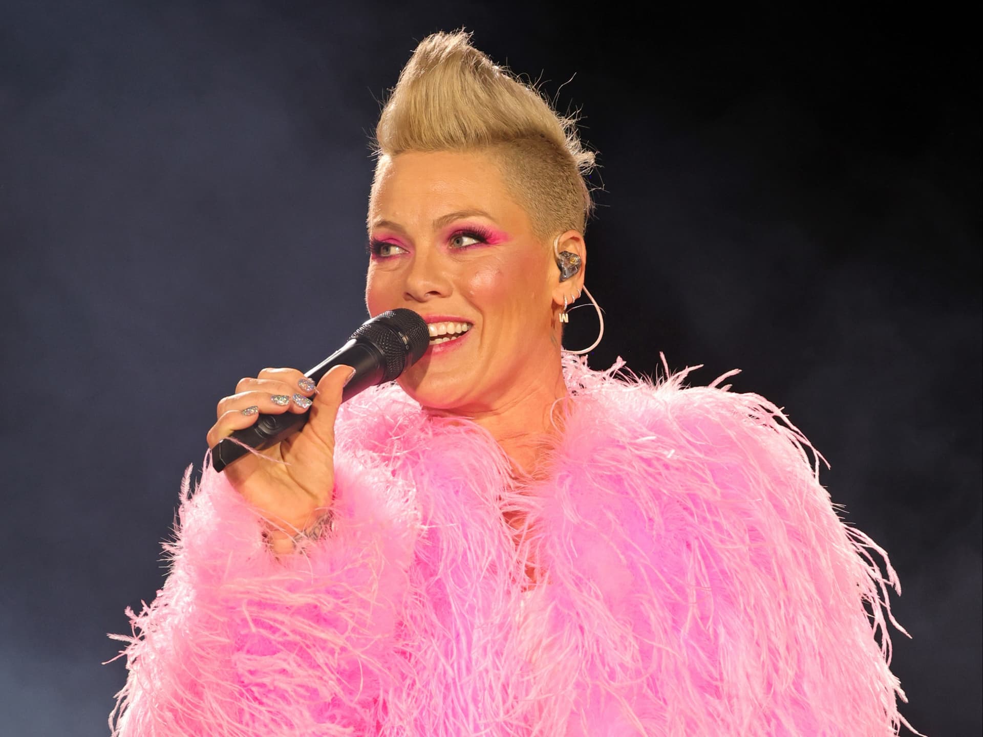 Pink bringt Tochter in Verlegenheit, indem sie nackt herumläuft