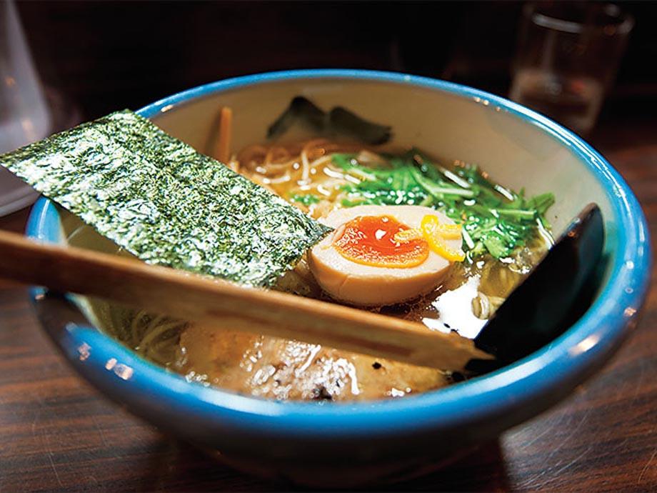 Wenn Sie in Tokio sind, vergessen Sie die schicken Bars und genießen Sie das Spektakel