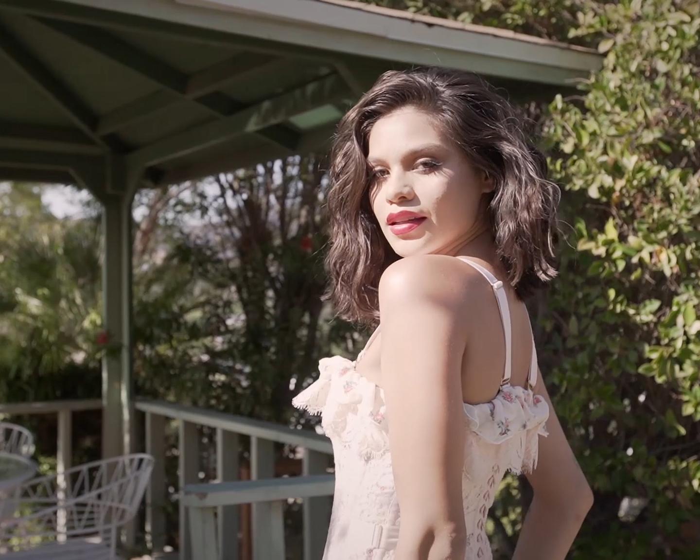 Playboy Muse (Natalie Del Real in Höhere Ebene): Natalie Del Real genießt die Ansicht in diesem brandneuen Shoot mit Fotografin Sophia Sinclair. Vor Ort in Los Angeles, ihrer Heimatstadt, befindet sich Natalie am Set eines Hauses mit Blick auf die Stadt. Sie hat eine wundervolle Zeit und erzählt uns mehr über sich selbst, während die Kamera sie einfängt. Lernen Sie Natalie hier besser kennen.