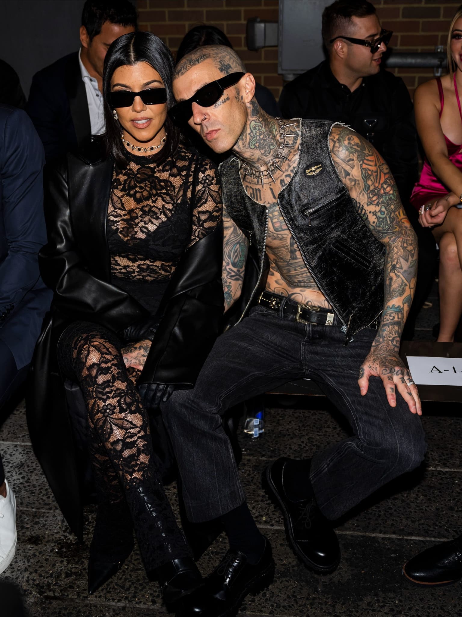 Travis Barker und seine schwangere Frau Kourtney Kardashian verlassen das Krankenhaus aufgrund einer 'dringenden familiären Angelegenheit'