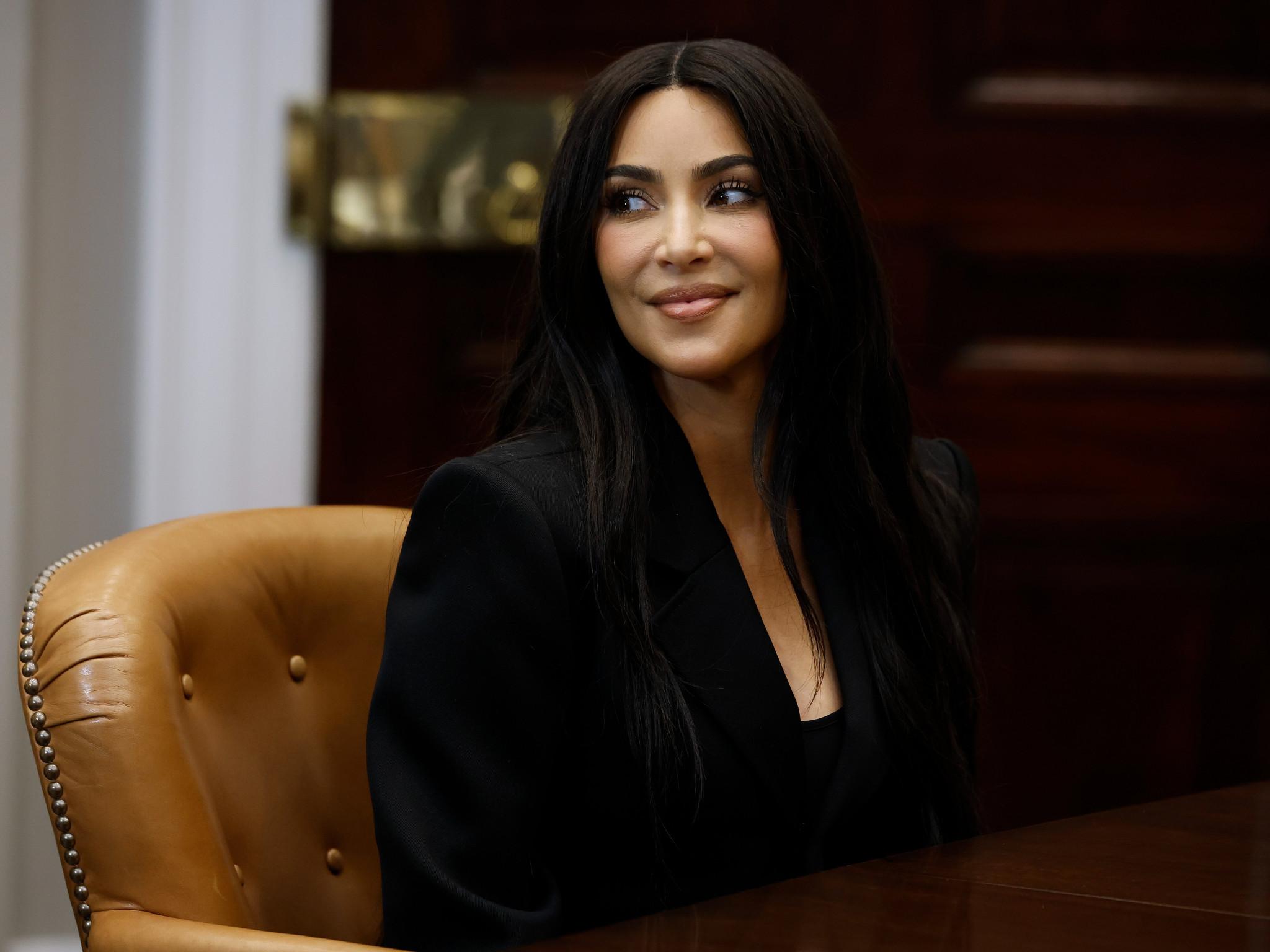 Kim Kardashian scherzte darüber, dass sie ein Land regieren könnte, nachdem sie sich 'The Crown' angesehen hat