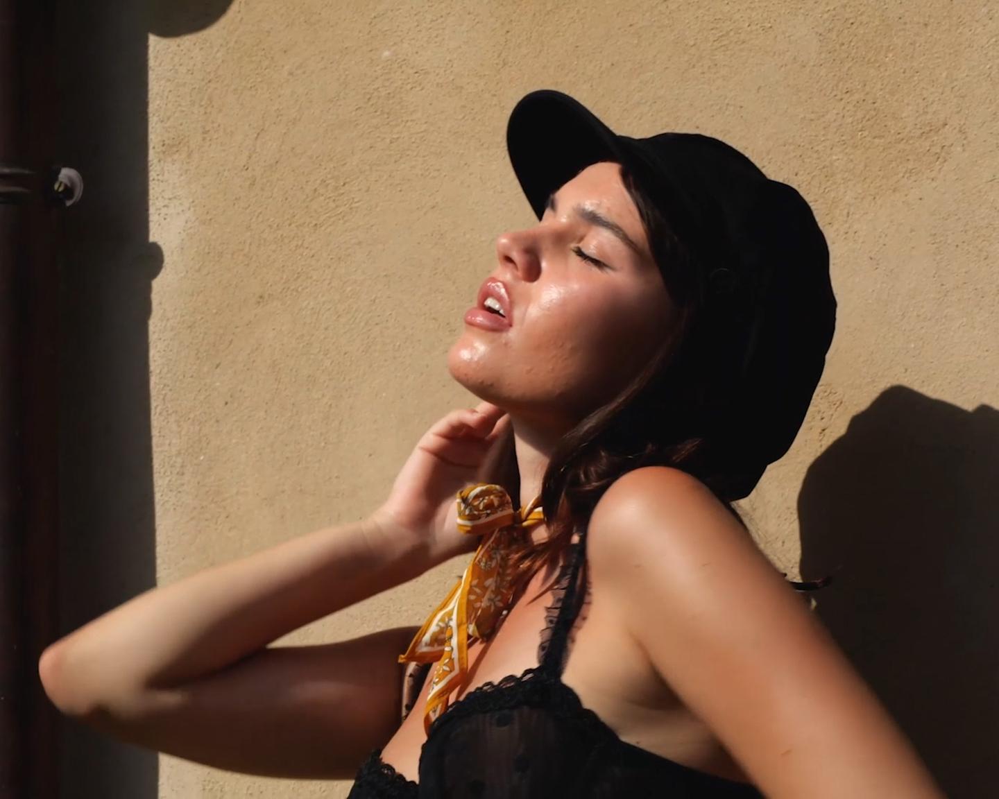 Playboy Muse (Laura Devushcat): Laura Devushcat kehrt mit einem weiteren wunderschönen Fotoband der Fotografin Cassandra Keyes zu zurück. Vor Ort in der wunderschönen italienischen Landschaft etwas außerhalb von Rom genießt Laura die frische Luft, die Natur und den Sonnenschein.