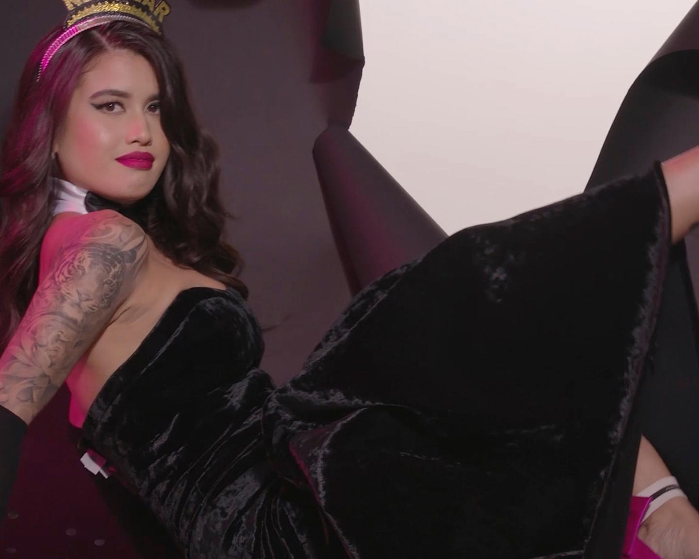 Playboy Muses (Roxy Ferrari in Stroke of Midnight): Begrüßen Sie das neue Jahr mit Roxy Ferrari in dieser feierlichen zweiten Zusammenkunft mit der Fotografin Maddie Cordoba. Ganz in Schwarz gekleidet, ist Roxy bereit für alles, was 2022 auf Lager hat. Schauen Sie sich hier auch Roxys Debüt-Bild an.