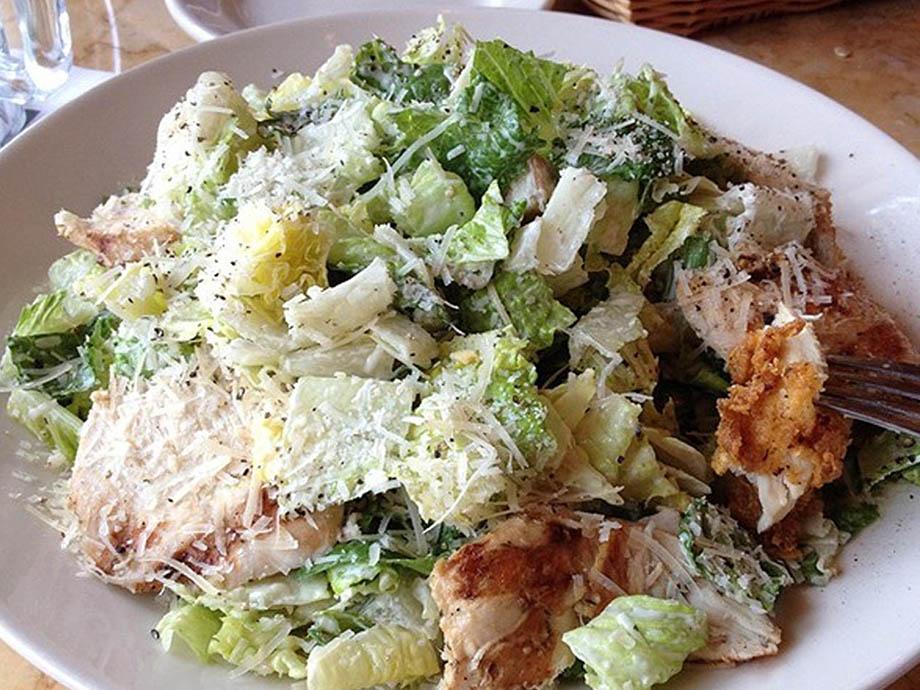 8 Salate mit WEGEN mehr Kalorien als ein Big Mac