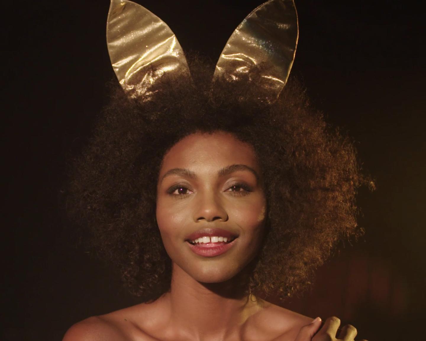 Playboy Lifestyle (Milan Dixon): Unser Playmate des Monats Oktober 2017 ist pure Energie und da glitzern nicht nur die Disco-Kugeln wie verrückt.