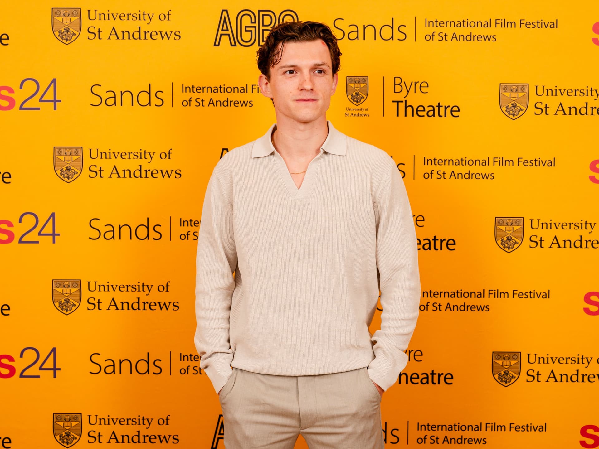 Tom Holland verrät, dass er nach einem Ausweis gefragt wurde, um eine Kiste seines eigenen alkoholfreien Biers zu kaufen.