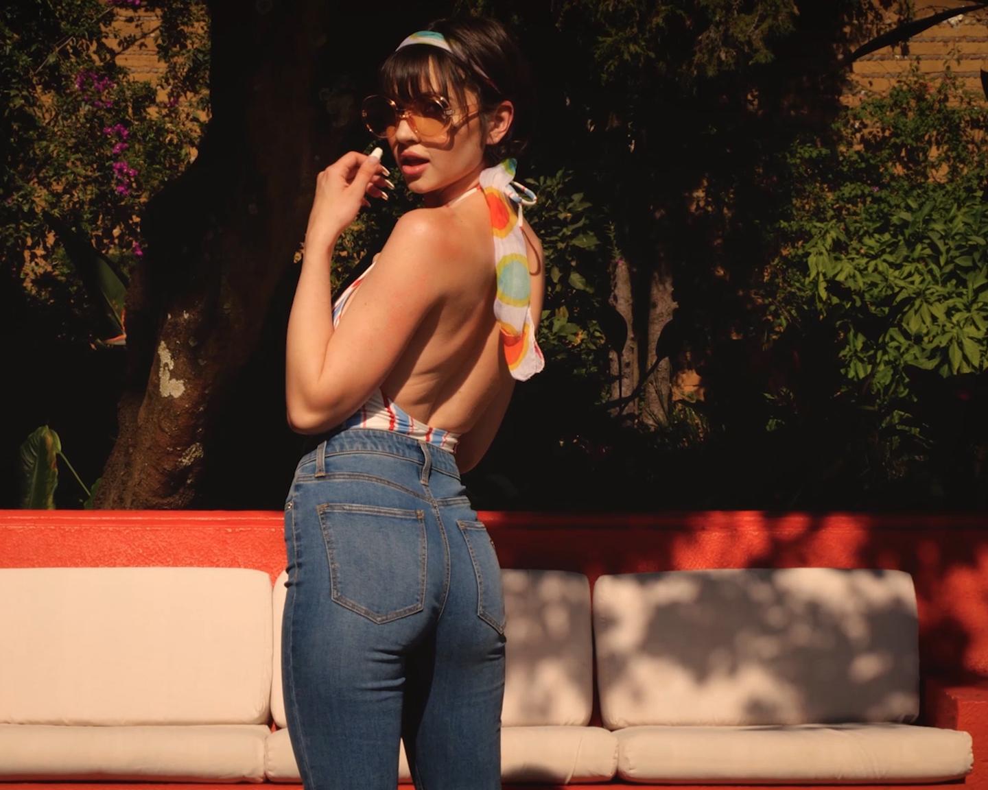 Playboy Muse (Jay Marie): Jay Marie in 'außer Sicht'. Jay Marie, bekannt aus den vier früheren Playboy Girlfriend-Features, gibt jetzt ihr Solo-Debüt als Newcomerin! Vor Ort in Mexiko mit der Fotografin Cassandra Keyes befindet sich Jay in einem Garten und versprüht mit ihrem Outfit ein bisschen Energie aus den 1970er Jahren aus.