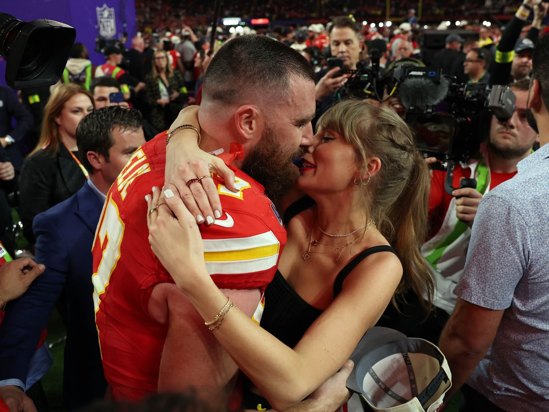 Travis Kelce singt Taylor Swifts Song auf der Super-Bowl-Siegesparty der Kansas City...