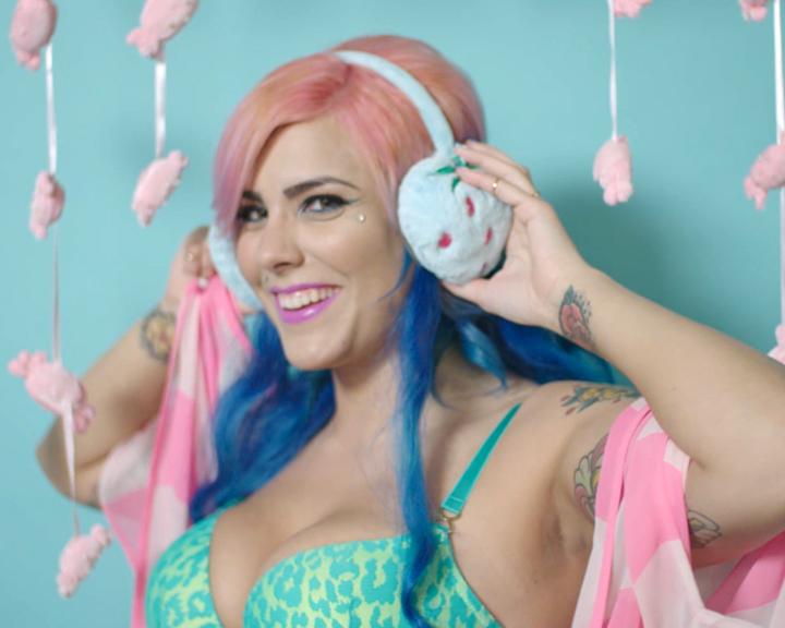 Playboy Lifestyle - Komme hinter die Kulissen und erfahre mehr über den Twitch Star Natalie Casanova aka Zombi Unicorn bei ihrem Playboy Shooting…