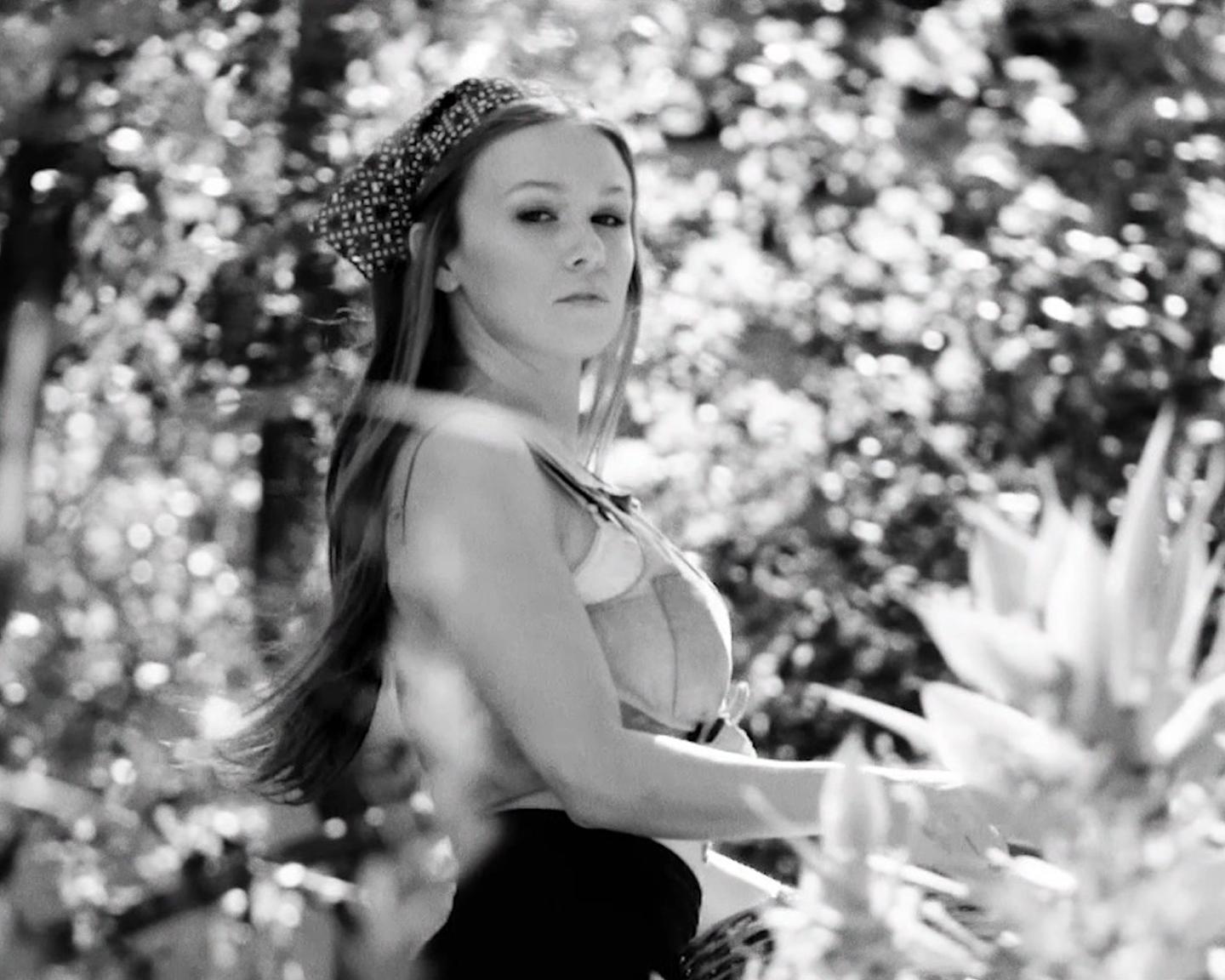 Playboy Lifestyle (Leanna Decker): Unsere zauberhafte Sommerblume namens Leanna lädt Dich ein zu einem ganz besonderen Ausflug ins Grüne.