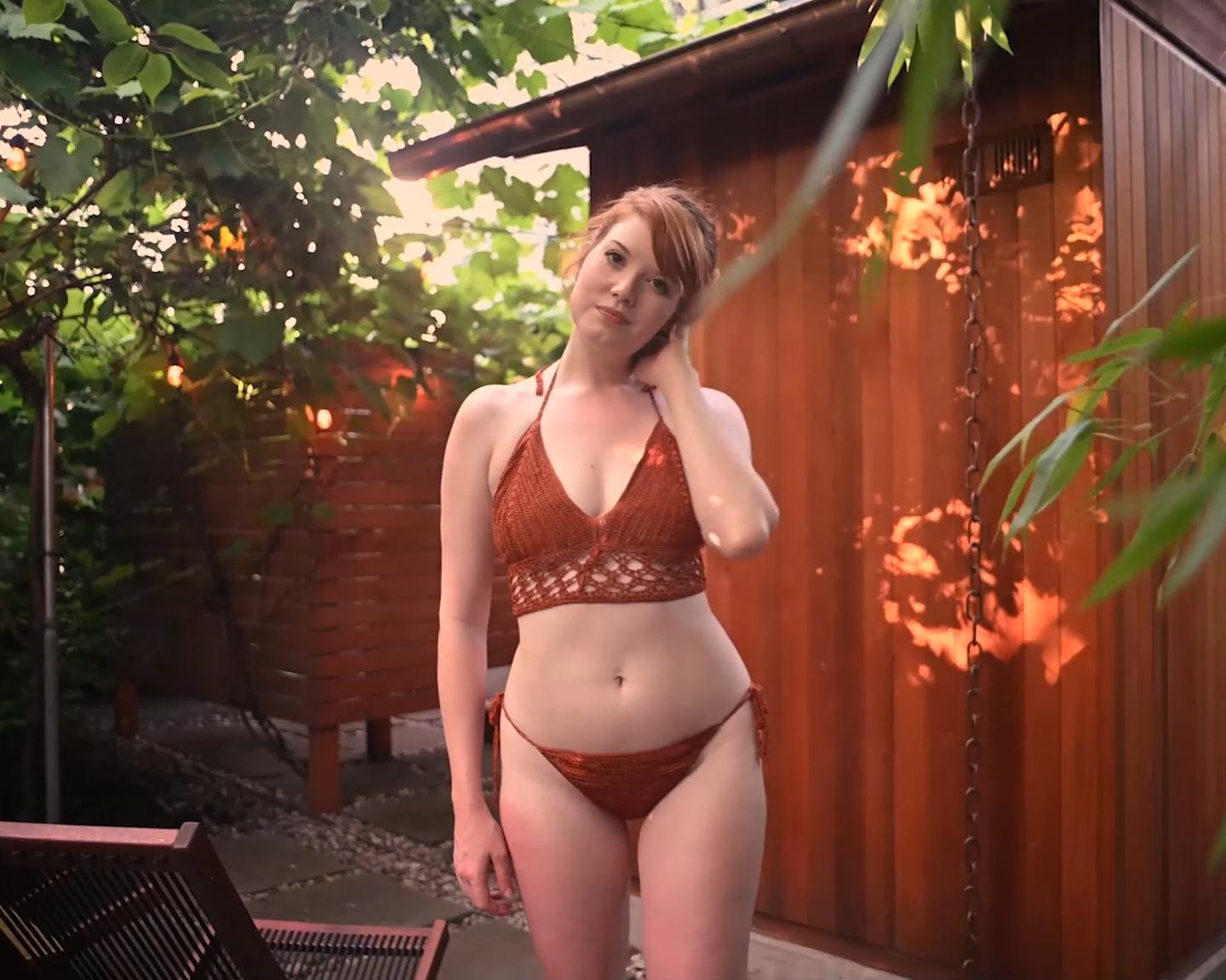 Playboy Muse (Amber Rose in Lebhaftes Wesen): Treffen Sie unsere Newcomerin Amber Rose. Vor Ort in Portland, Oregon, posiert Amber mit der Fotografin Tina Louise draußen in einem wunderschönen Garten. "Meine Passion? Kunst machen. Ich mag es schöne Dinge kreieren, bei denen ich etwas fühle“, sagt Amber über sich. In einem orangefarbenen Bikini genießt Amber die frische Luft, während die Kamera sie einfängt.