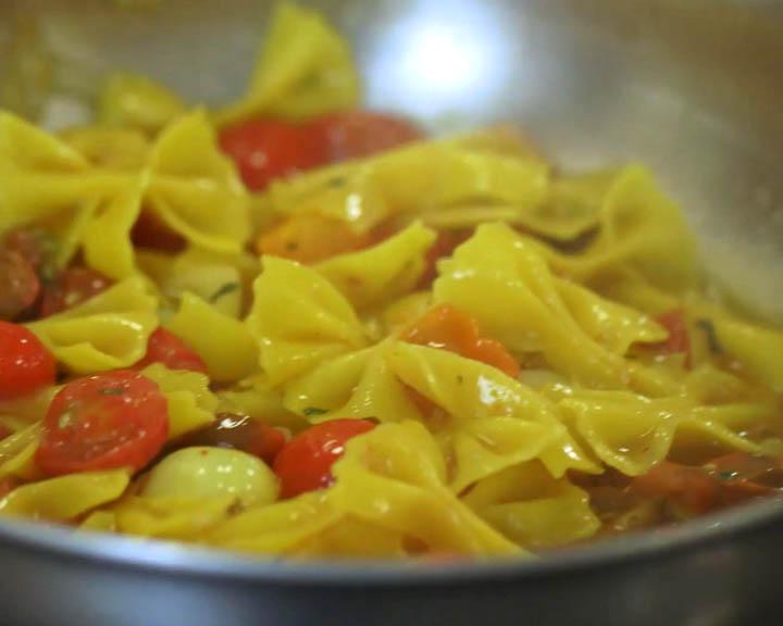 Playboy Lifestyle - Kochen und Genießen Spezial - Farfalle mit Tomaten und Burrata selbst gemacht mit Chef-Koch Scott Conant