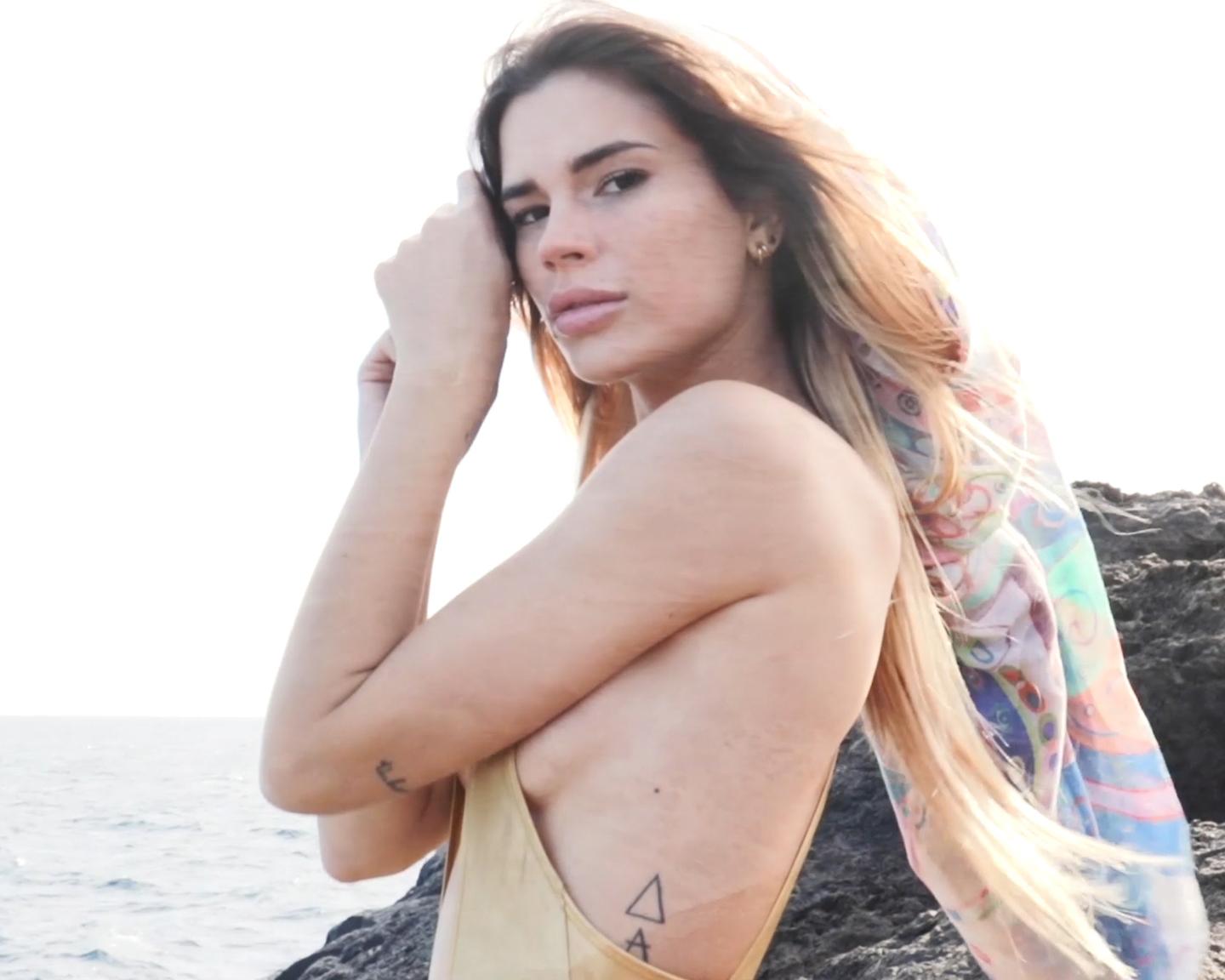 Playboy Newcomer (Lorena Hidalgo): Dir ist Lorena Hidalgo vielleicht durch ihre jüngsten Beiträge für unseren Playboy Girlfriends-Kanal ein Begriff, heute gibt Lorena jedoch ihr Solo-Debüt als Newcomer mit dieser Fotostrecke am Meer. Am Wasser posiert Lorena wunderschön in einem goldenen Badeanzug, während sie vom Fotograf Henrik Pfeifer abgelichtet wird.