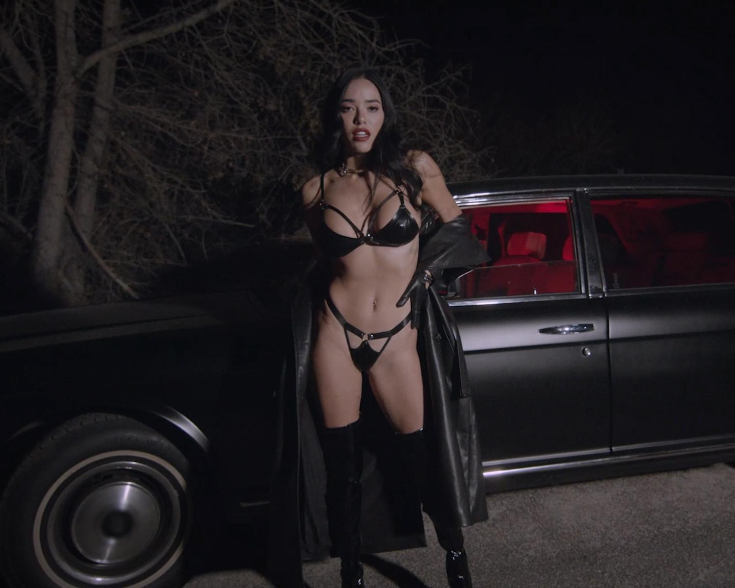Playboy Muses (Lily Andrews in Nachfahrt): Lust auf eine Nachtfahrt mit Lily Andrews? Machen Sie sich mit ihr auf den Weg in diesem dunklen und ultra-sexy Feature, das von der Fotografin Tina Louise aufgenommen wurde. Ganz in Leder gekleidet, zieht Lily für ihre Nahaufnahme vorbei. Sehen Sie sich hier alle Bilder von Lily Andrews an.