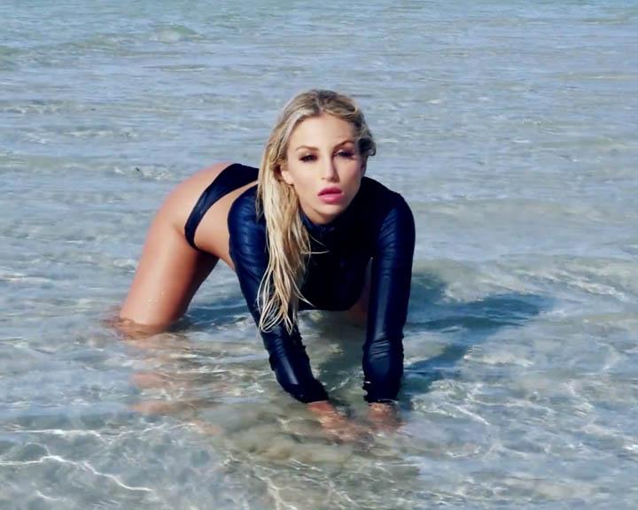 Khloe beim Shooting zum Cybergirl des Jahres in La Paz, Mexiko, und strahlt so hell wie nie...