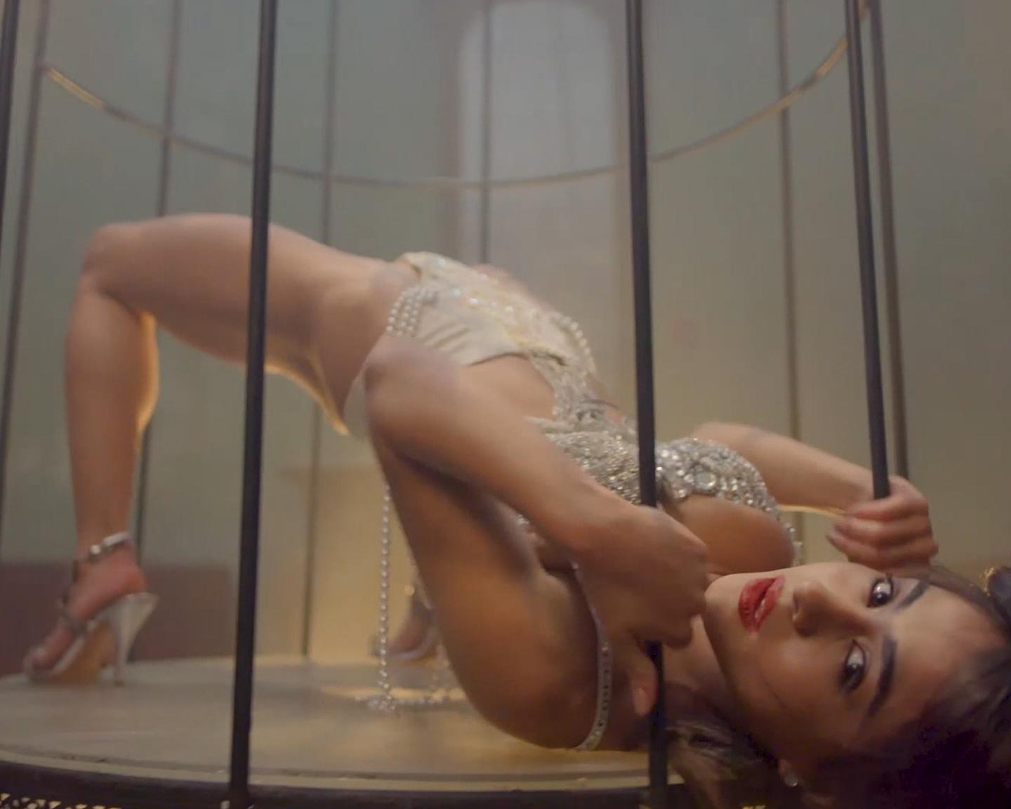 Playboy Muse (Mia Valentine): Das scharfe Vöglein im Käfig namens Mia Valentine trällert fröhlich ihre zauberhafte Melodie der Geilheit und Dich erwartet ein verdammt heißes Playboy Video Wunderland.