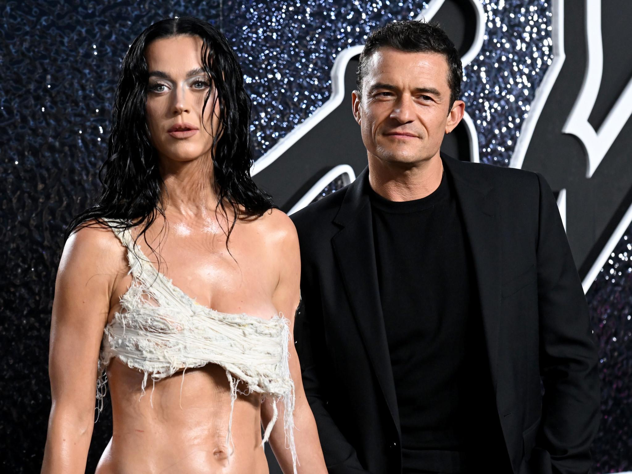 Katy Perry dankt ihrem Partner Orlando Bloom für ,den Abwasch' und gewinnt zwei Awards bei den MTV VMAs