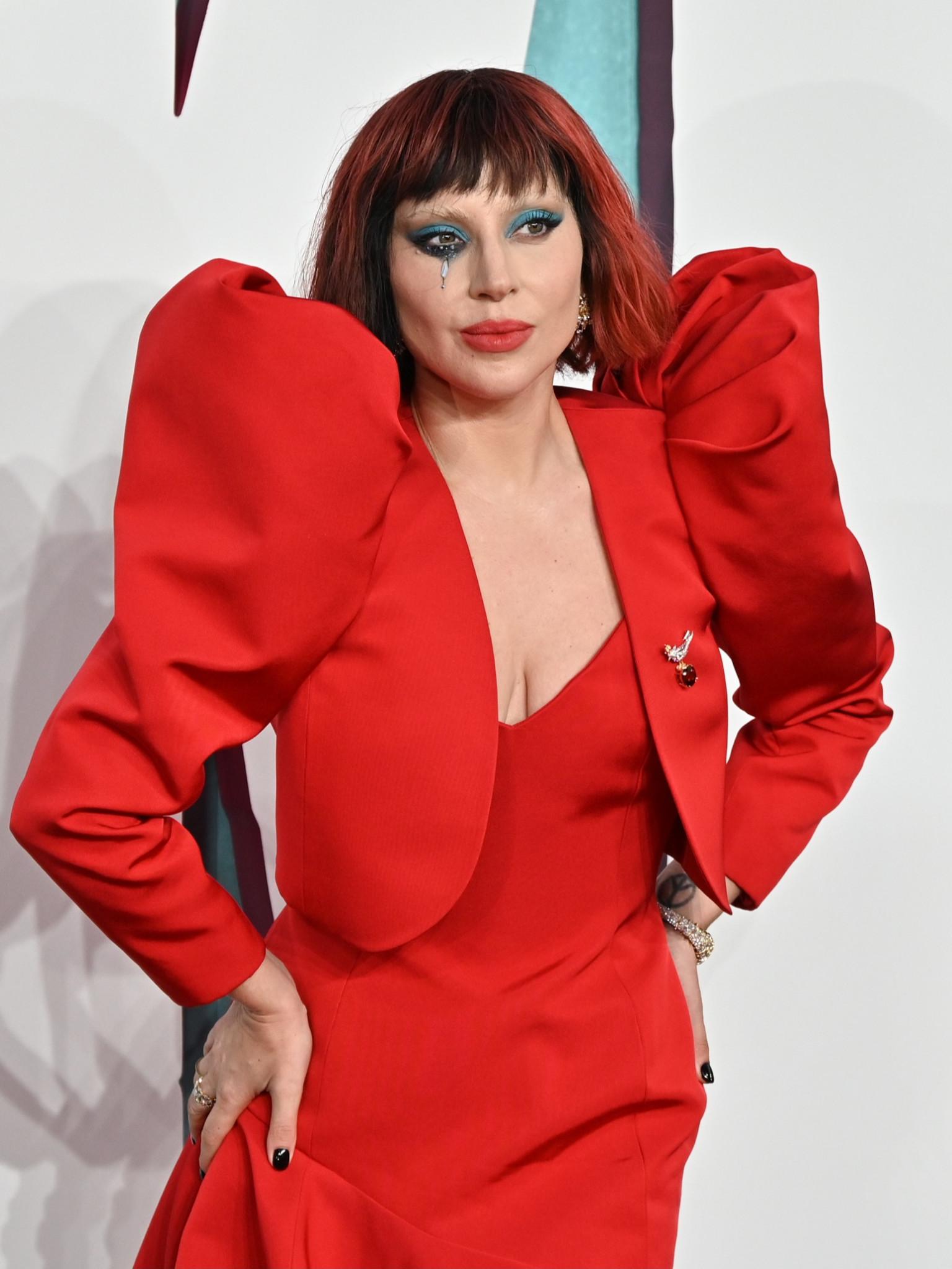 Lady Gaga verkündet, dass sie in den frühen Tagen ihres Ruhms 'viel ertragen' musste: 'Es hat mich abgehärtet …'