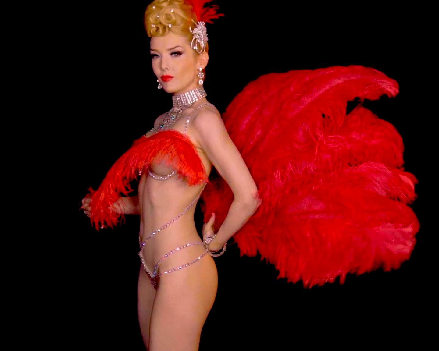 Playboy Muses (Miranda in Opening Night): Mirandas Leidenschaften und Berufe vereinen sich in diesem einzigartigen zweiten Feature der Fotografin Madeline Northway. Miranda glänzt vor unseren Kameras in einem Burlesque-Kostüm und selbstgemachten Federfächern. Sehen Sie sich hier auch Mirandas Debüt-Set an!
