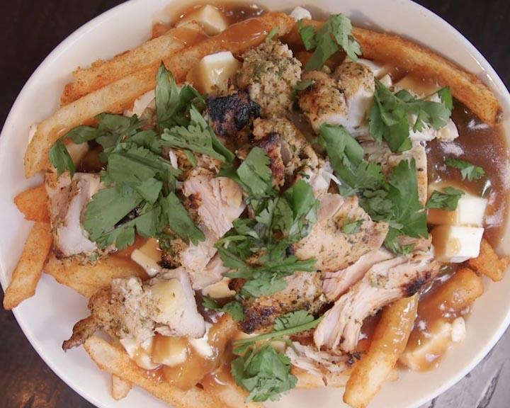 Playboy Lifestyle: Hier wird gemixt… Playboy mischt indisches Tikka und kanadische Poutine und heraus kommt… ein Gaumenschmaus sondergleichen!
