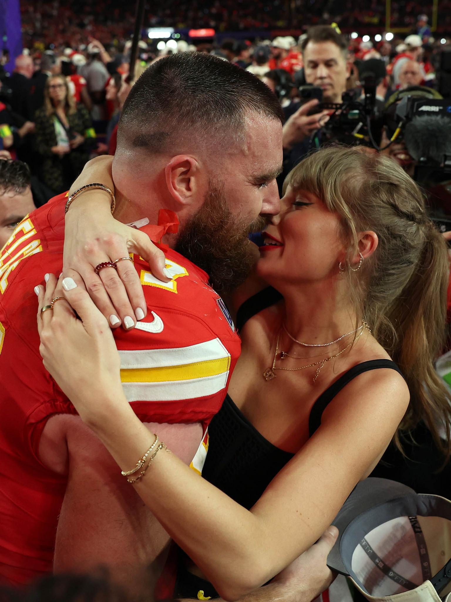 Travis Kelce singt Taylor Swifts Song auf der Super-Bowl-Siegesparty der Kansas City Chiefs