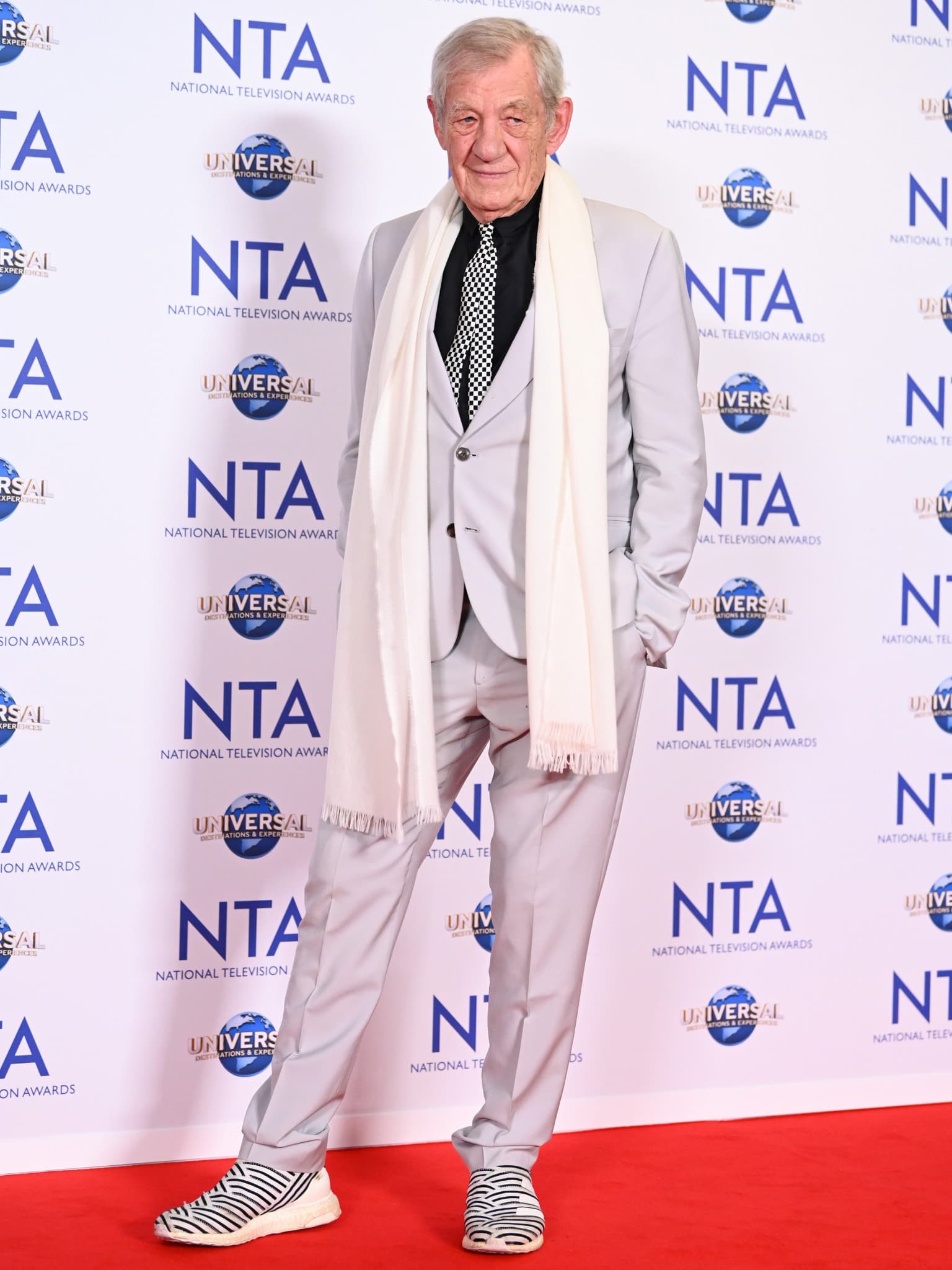 Sir Ian McKellen hat immer noch ,quälende Schmerzen', nachdem er am Anfang des Jahres von der Bühne gefallen ist