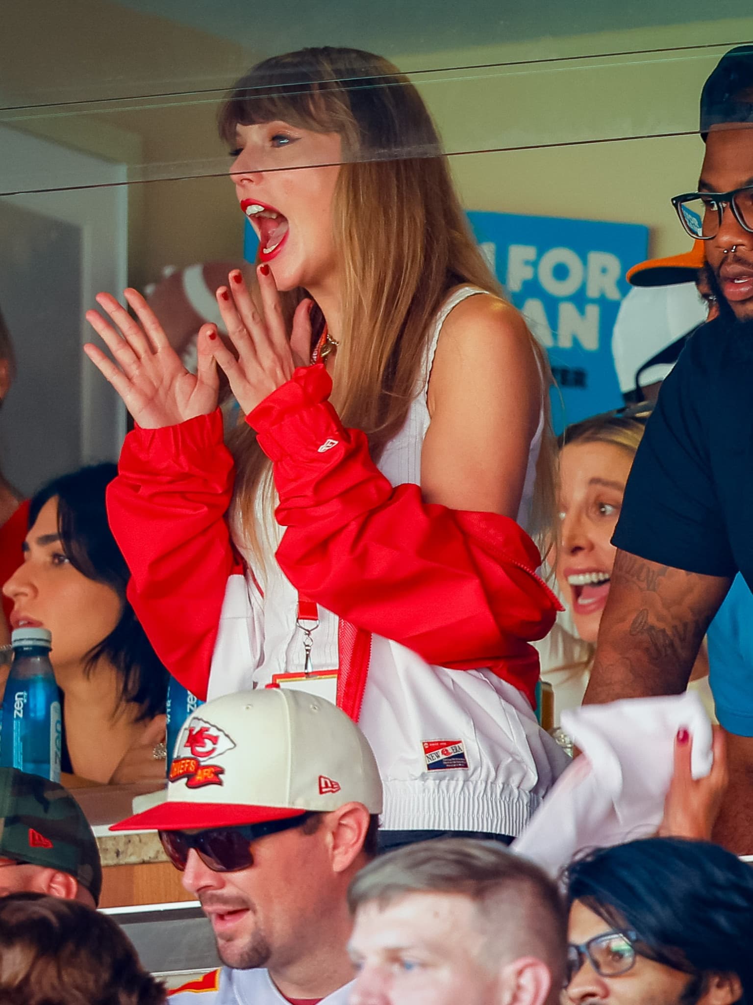 Die Mutter von Travis Kelce fühlt sich in einem "alternativen Universum", wenn sie mit Taylor Swift abhängt