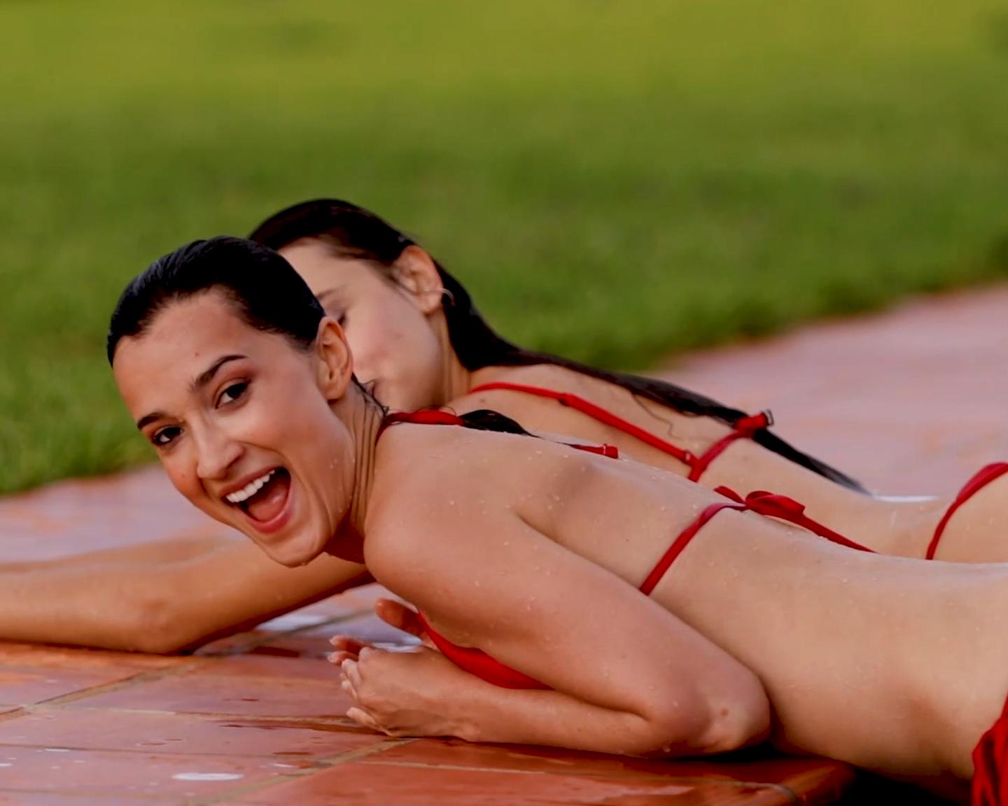 Playboy Girlfriends (Gloria Sol & Sofi Ka): Dank Playboy kannst Du hier gleich zwei zauberhafte Wassernixen umwerfend in roten Bikini's bestaunen!