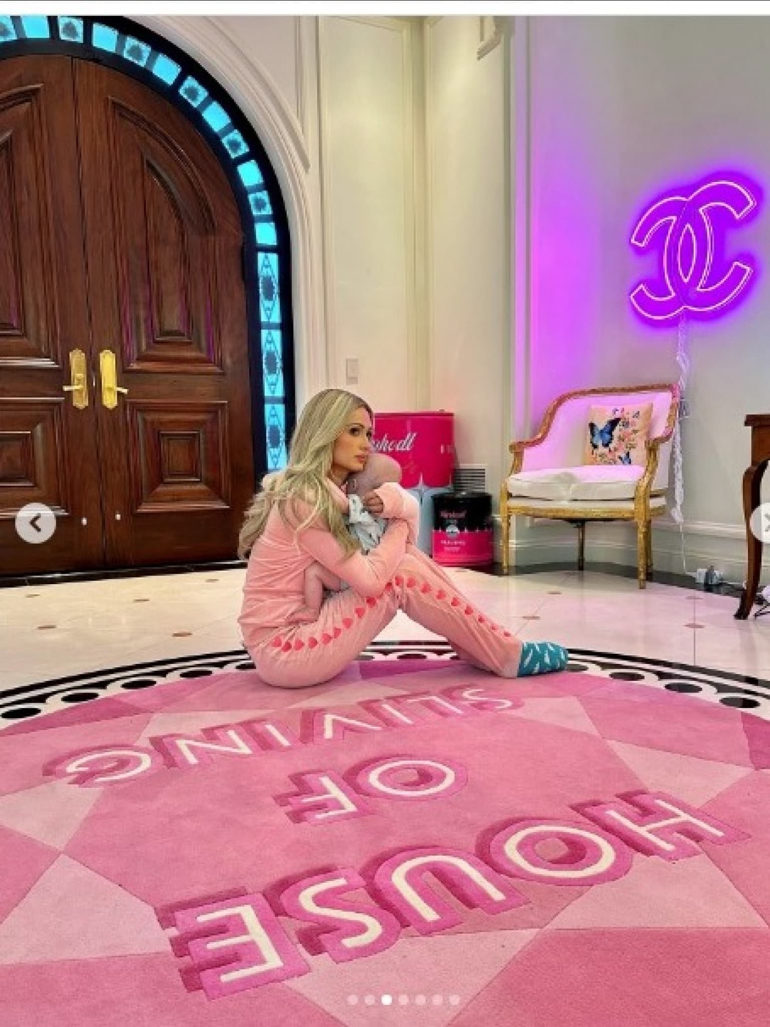 Paris Hilton verriet, dass sich ihr Leben „so vollständig anfühlt“, seitdem ihr „kleiner Engel“ auf der Welt ist