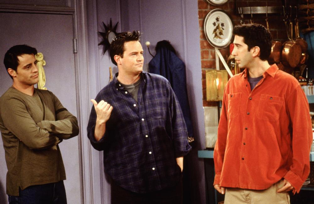 Matthew Perrys Fans zollen dem verstorbenen Schauspieler Tribut, indem sie in Scharen zum Restaurant unter dem Wohnblock strömen, in dem 'Friends' gedreht wurde