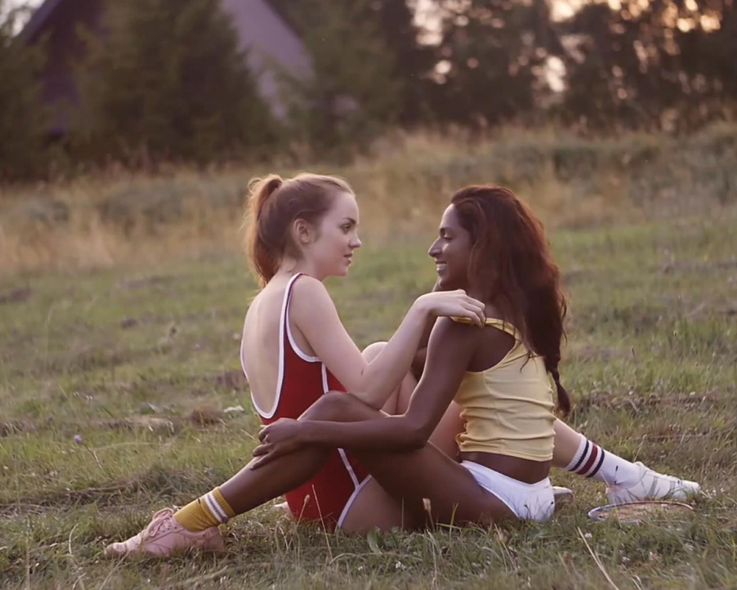 Playboy Girlfriends (Kate & Nirmala): Es gibt nichts Schöneres als einen Nachmittag voller Spaß im Park mit den sexy Playboy Models Nirmala und Kate.