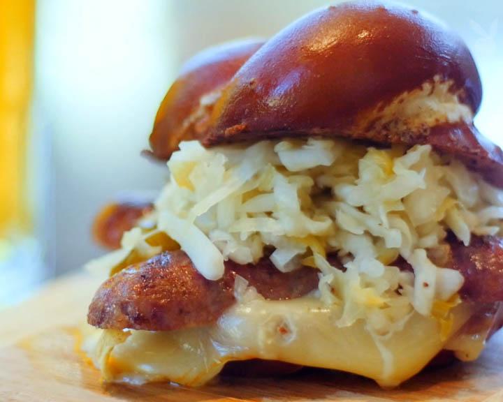 Playboy Lifestyle - Kochen und Genießen Spezial - Oktoberfest-Bratwurst-Sandwich mit Bretzel-Brötchen selbst gemacht