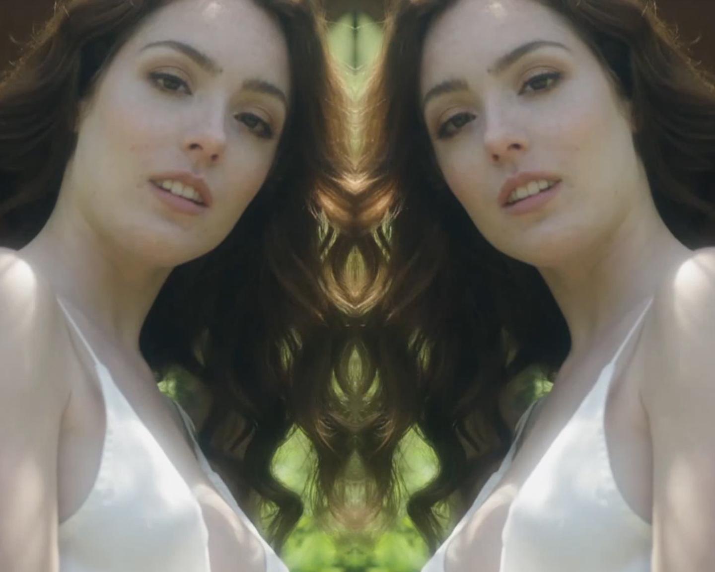 Playboy Playmate (Sophie O’Neil): Sophie O’Neil sonnt sich in der kalifornischen Sonne in diesem wunderschönen Videoshooting als unsere Miss September 2019.
