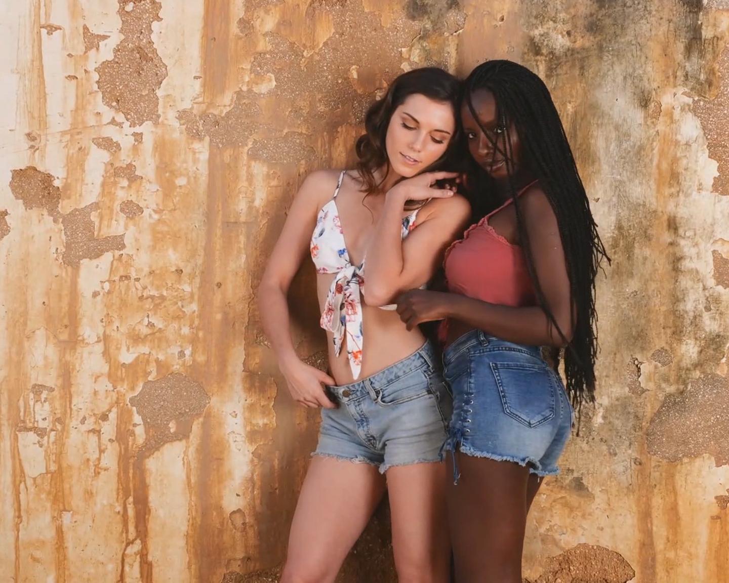 Playboy Girlfriends (Elena & Shasta): Vor Ort im tropischen Cabo San Lucas, Mexiko, genießen die sexy Playboy Models Shasta und Elena die heiße Sonne