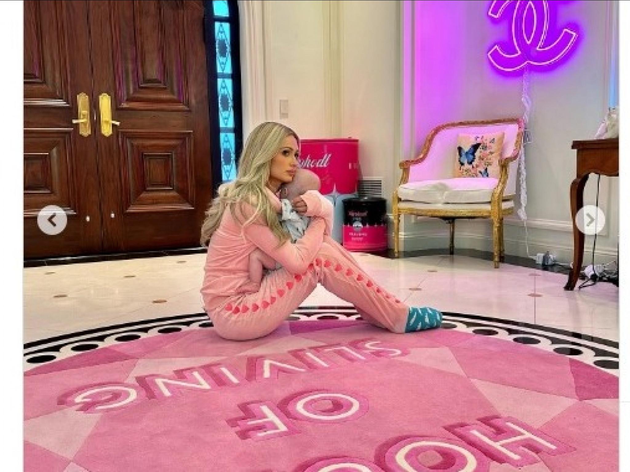 Paris Hilton verriet, dass sich ihr Leben „so vollständig anfühlt“, seitdem ihr „kleiner Engel“ auf der Welt ist