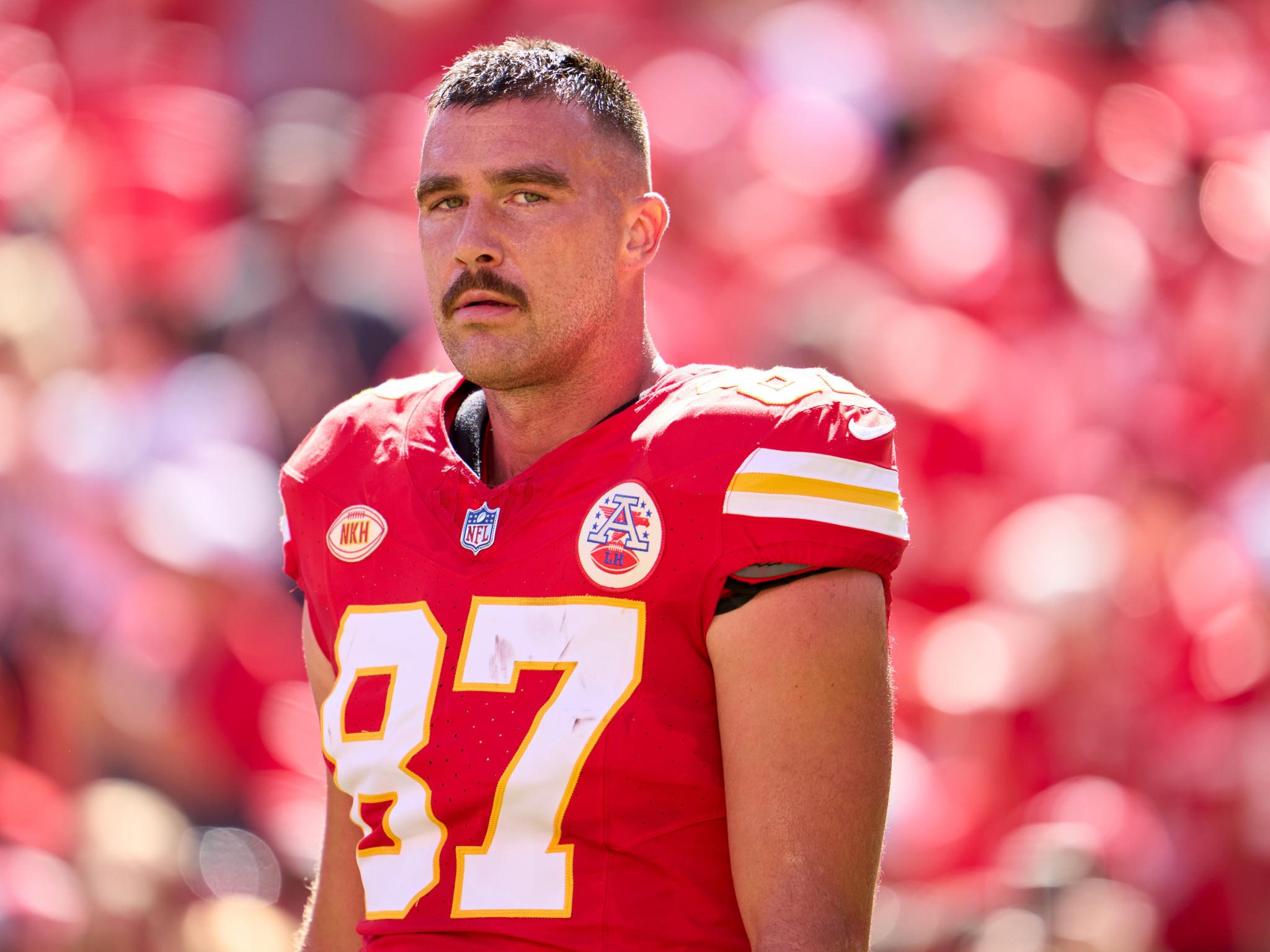 Travis Kelce entspannt sich in Philadelphia, während seine Freundin Taylor Swift ihre „Eras Tour“-Tournee fortsetzt
