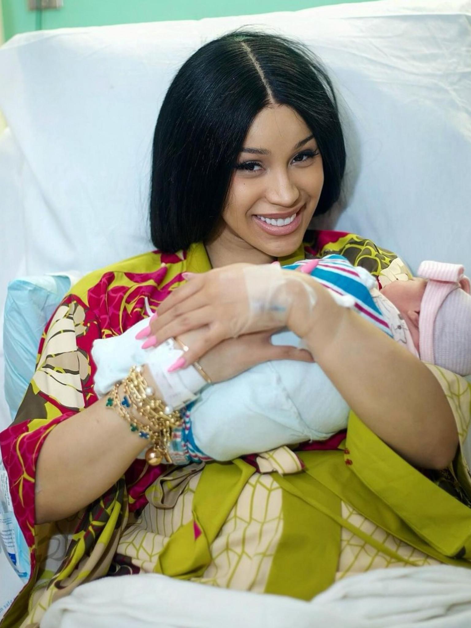 Cardi B hat ihr drittes Kind mit ihrem entfremdeten Ehemann Offset auf der Welt begrüßt