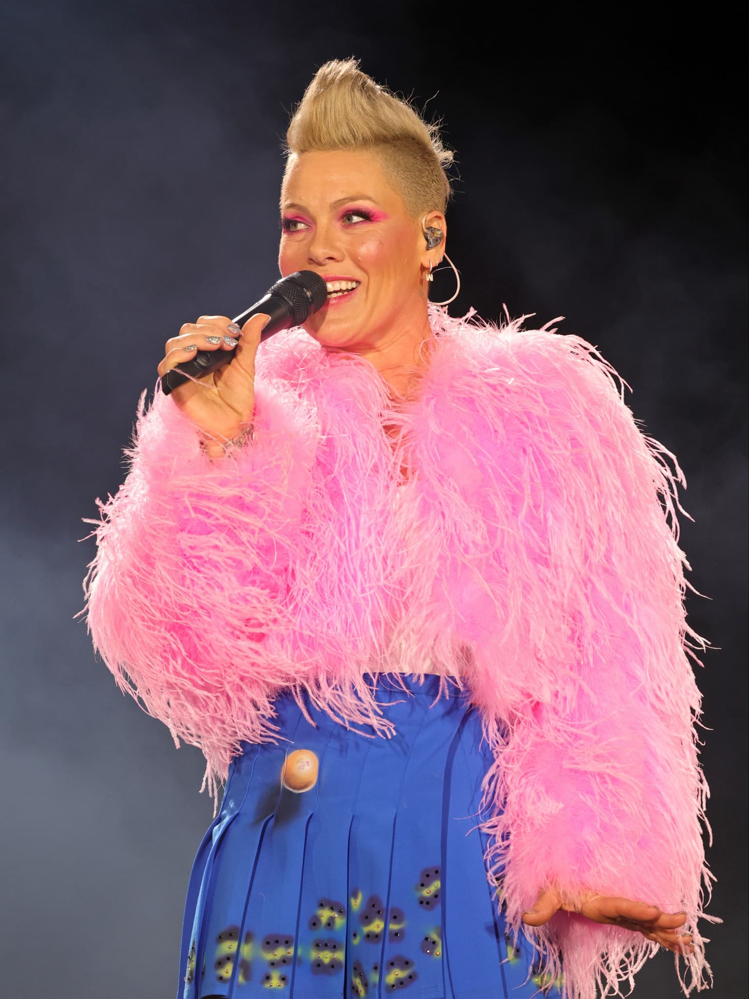 Pink bringt Tochter in Verlegenheit, indem sie nackt herumläuft