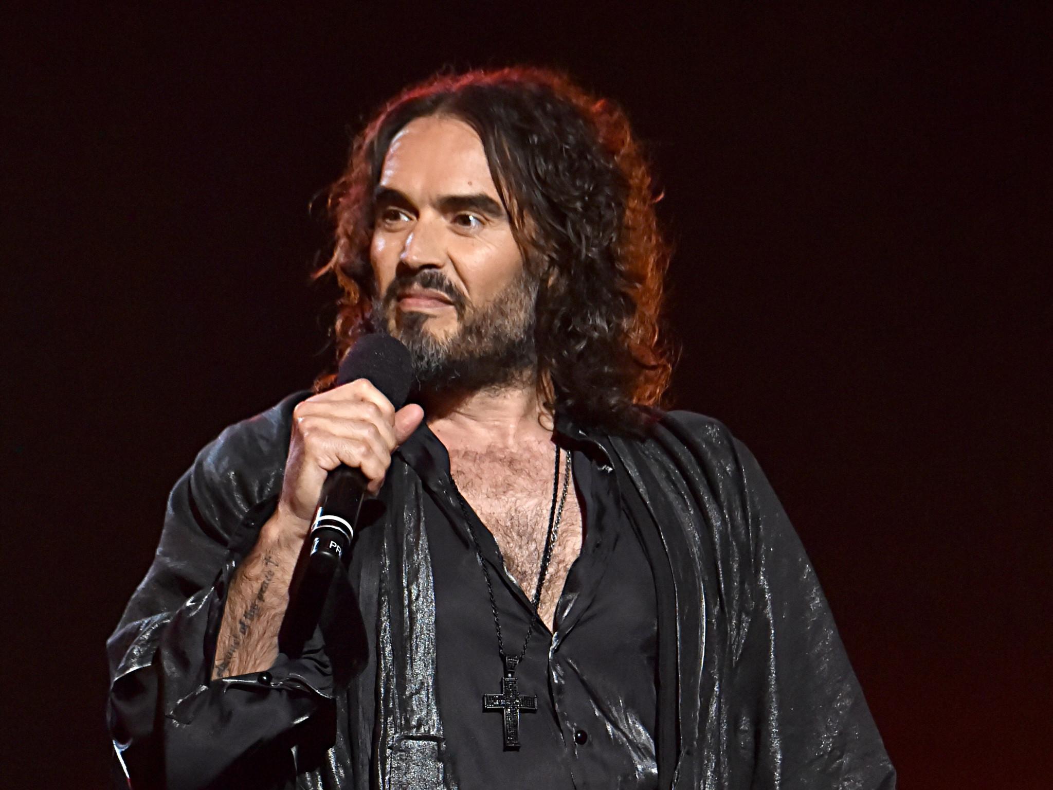 Russell Brand wird vorgeworfen, sich im Rahmen seiner BBC-Radiosendung vor einer Frau entblößt und anschließend darüber gelacht zu haben