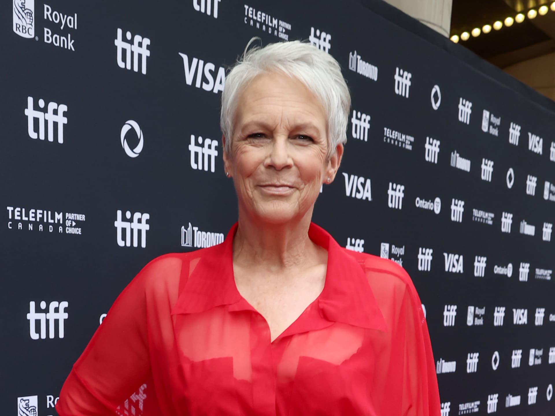 Jamie Lee Curtis feiert 26 Jahre Abstinenz von Alkohol.