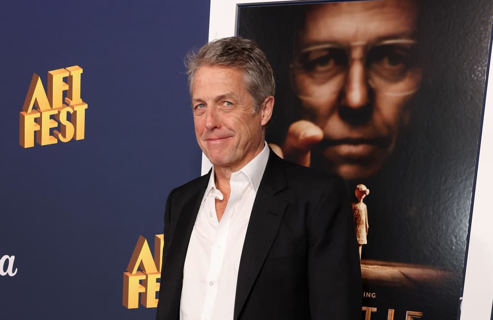 Hugh Grant sucht nach negativen Kritiken seiner Filmauftritte
