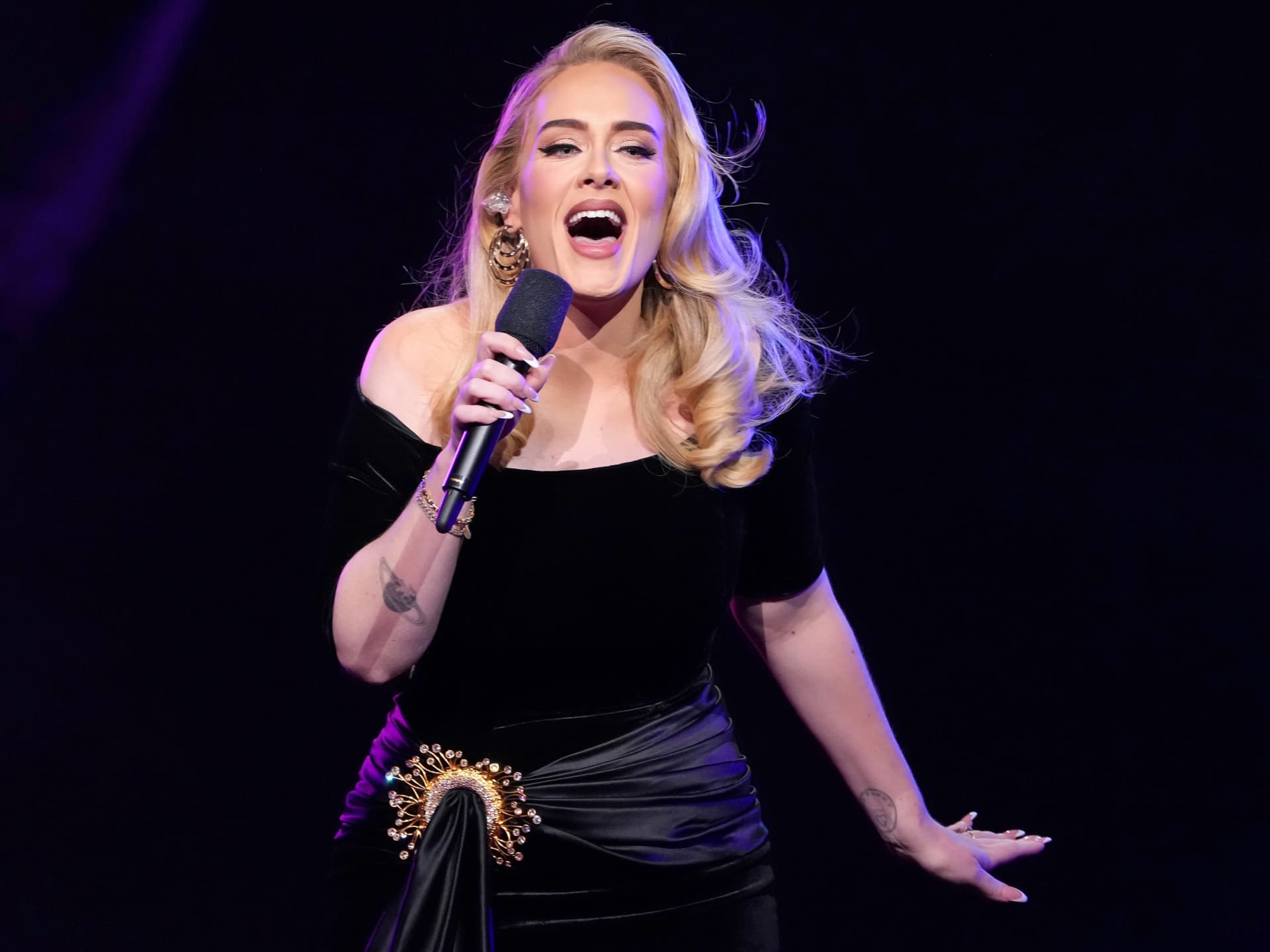 Adele: Pilzinfektion wegen enganliegenden Bühnenkostümen